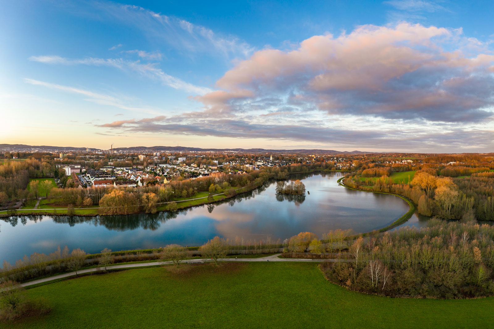 Lake 'Obersee' in late autumn (Bielefeld-Schildesche, Germany).