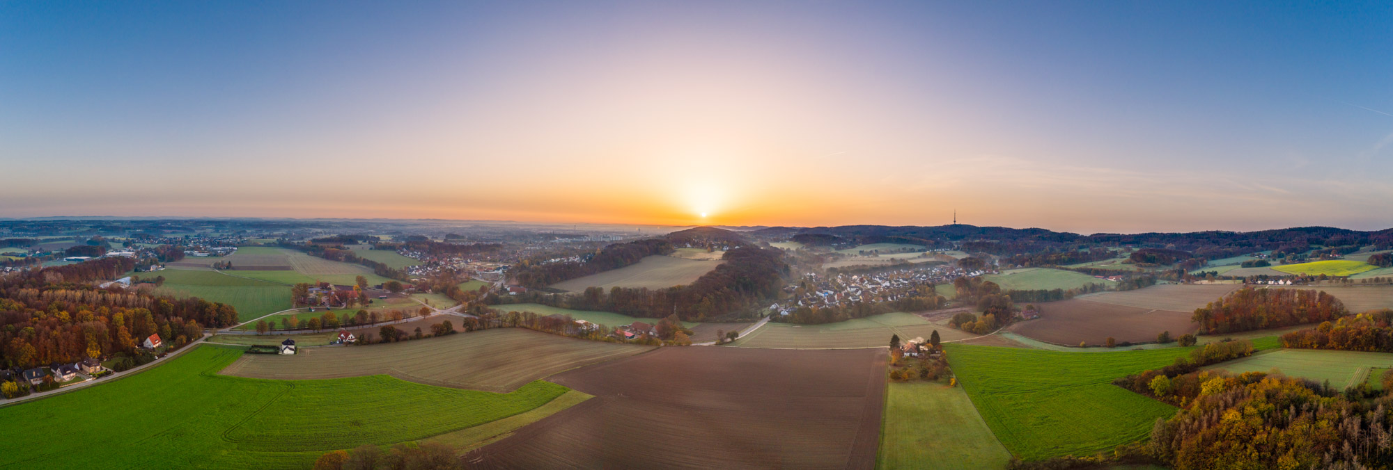 Landscape at sunrise in November 2020 (Bielefeld-Hoberge, Germany).