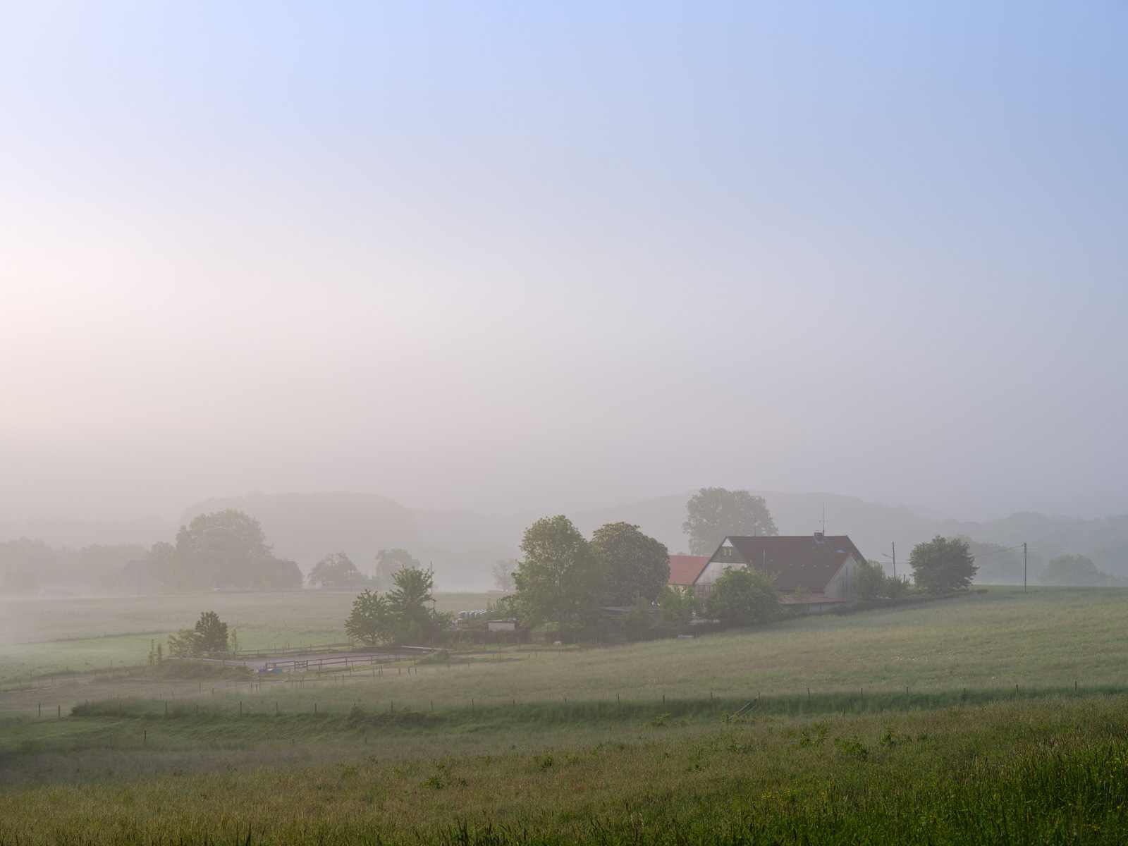 Farm in the morning mist near Kirchdornberg in May 2021 (Bielefeld-Dornberg, Germany).