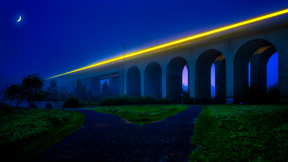 A night train crossing the 'Viadukt' in Bielefeld-Schildesche.