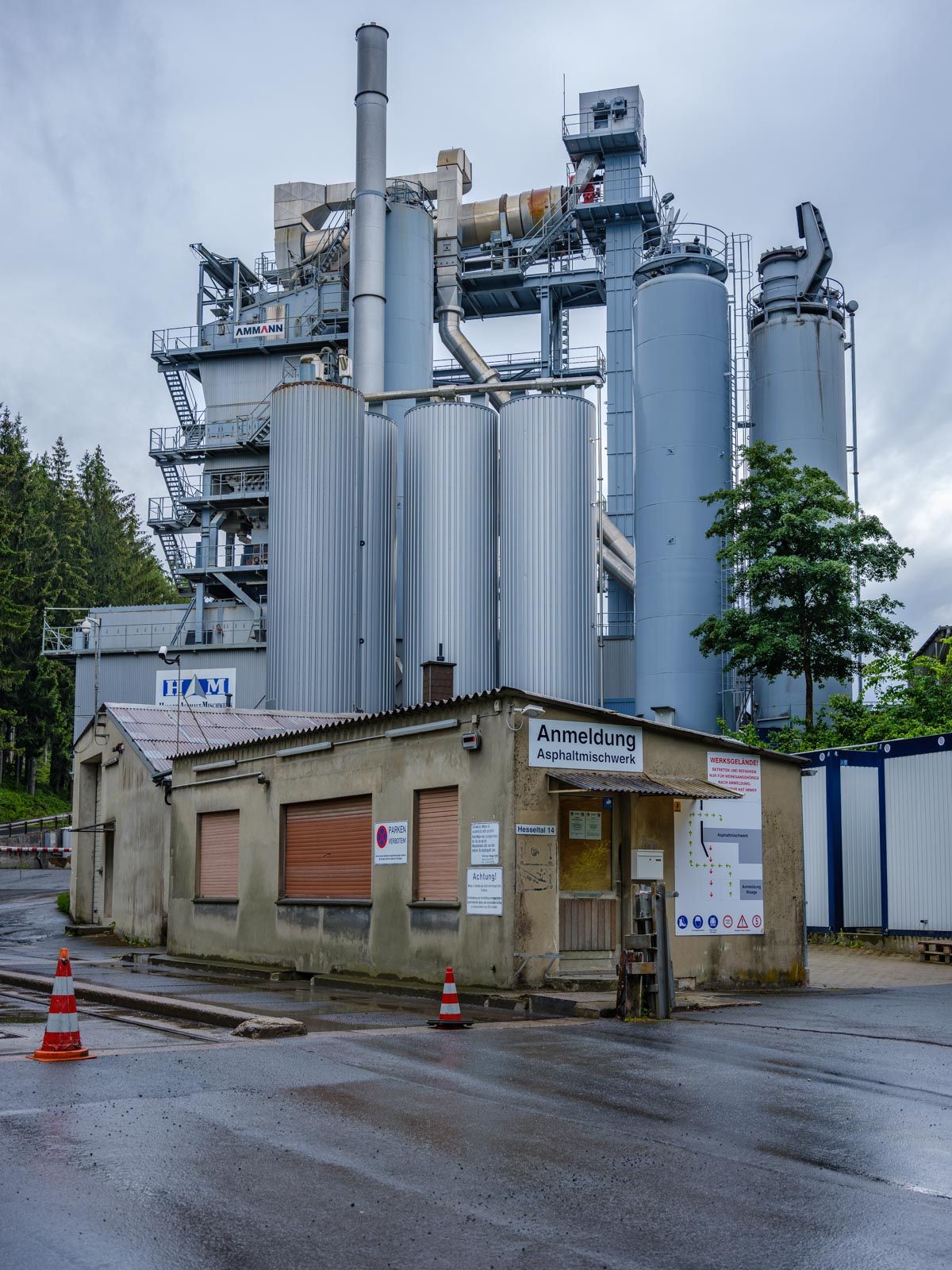 Hesseln asphalt mixing plant in the Teutoburg Forest (Hesseln, Germany).