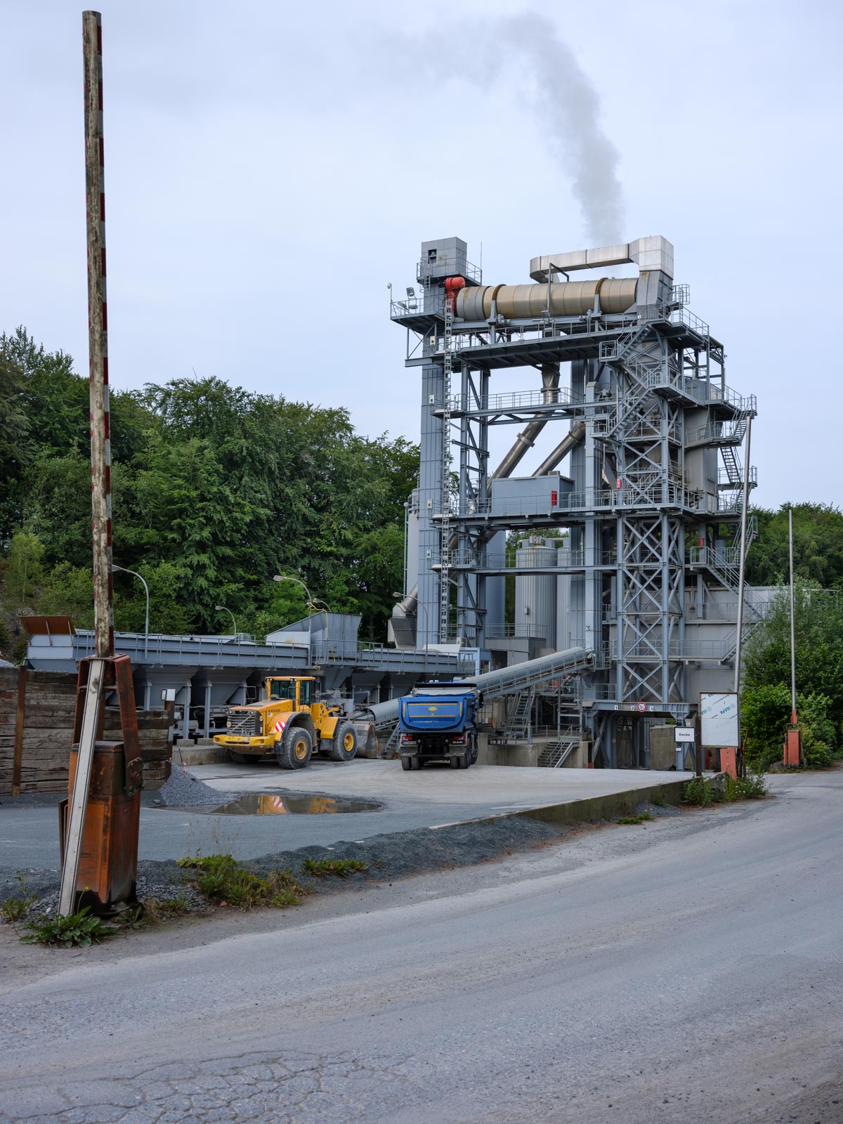 Hesseln asphalt mixing plant in the Teutoburg Forest (Hesseln, Germany).