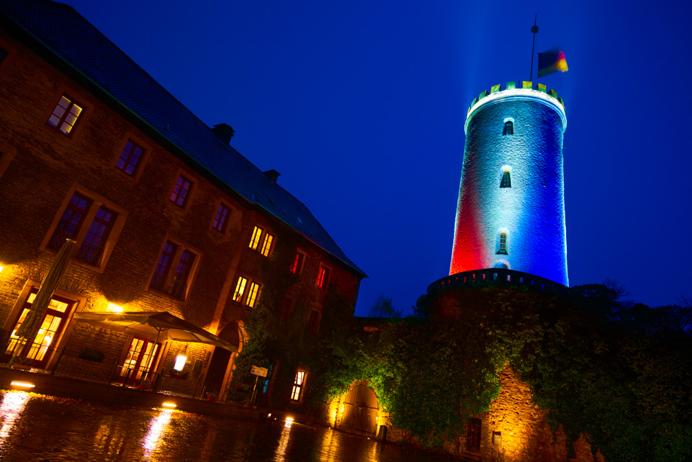 sparrenburg castle illuminated in the french national colors