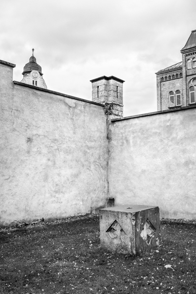 walls & stone cubes at the ravensberger park in bielefeld